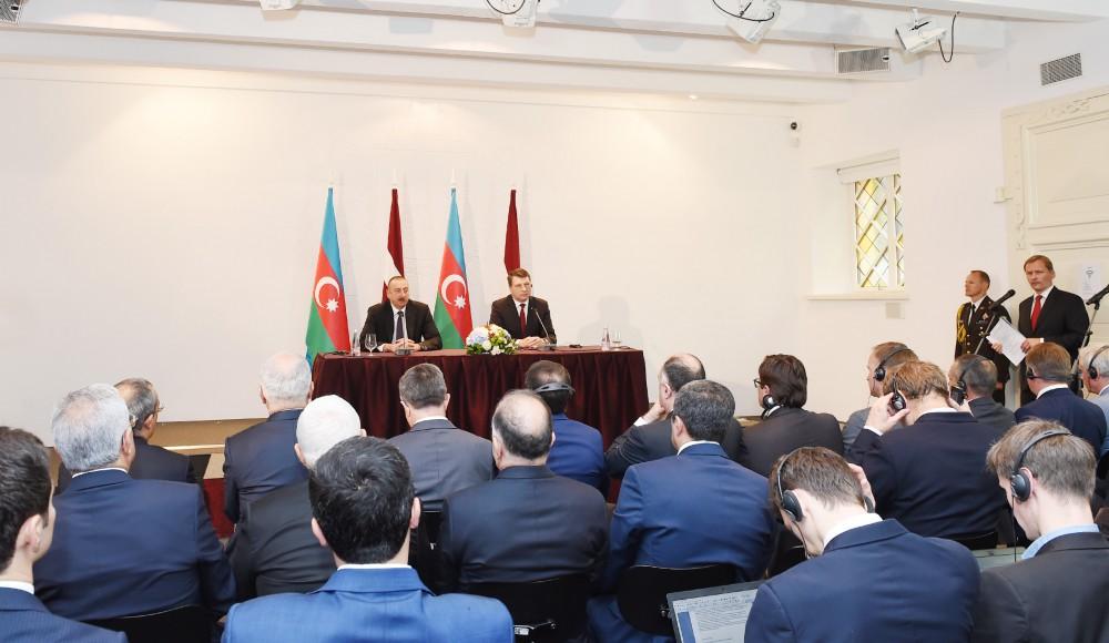 Президенты Азербайджана и Латвии выступили с заявлениями для печати (ФОТО)