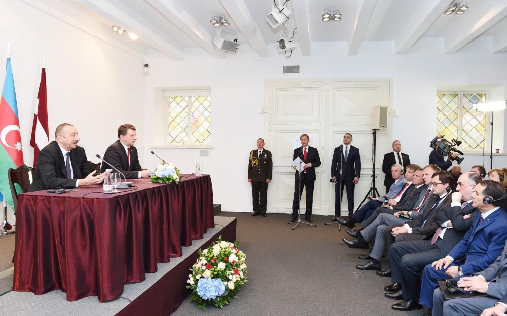Azerbaijani, Latvian presidents make press statements (PHOTO)