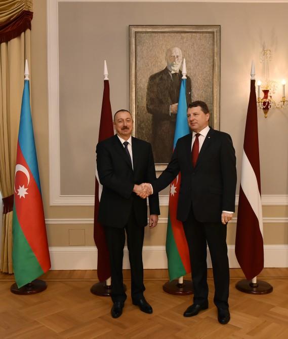 Official welcome ceremony held for Ilham Aliyev in Riga (PHOTO)