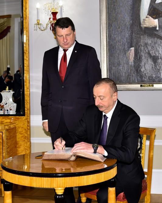 Official welcome ceremony held for Ilham Aliyev in Riga (PHOTO)