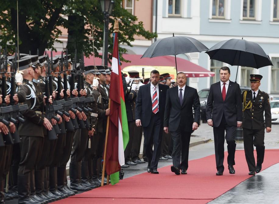 Official welcome ceremony held for Ilham Aliyev in Riga (PHOTO)