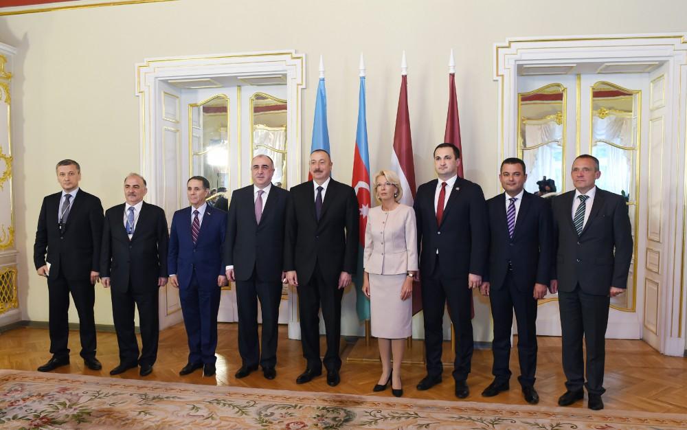 Президент Ильхам Алиев встретился в Риге с председателем Сейма Латвии (ФОТО)