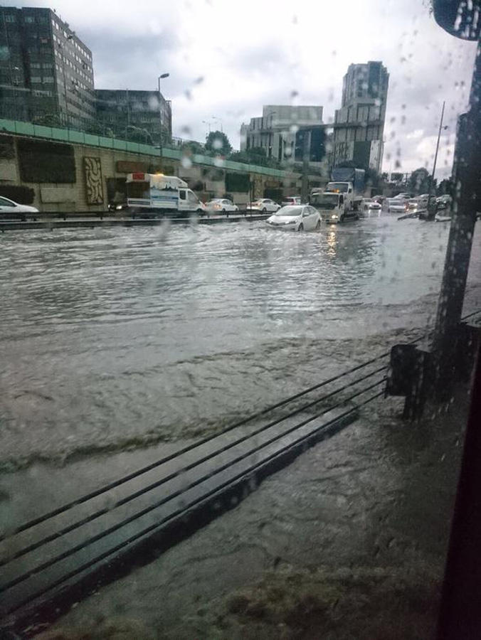 Проливные дожди прервали авиасообщение в Иране