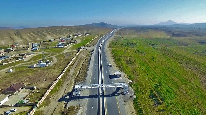 На дороге Баку-Шамаха строят надземные переходы (ФОТО)