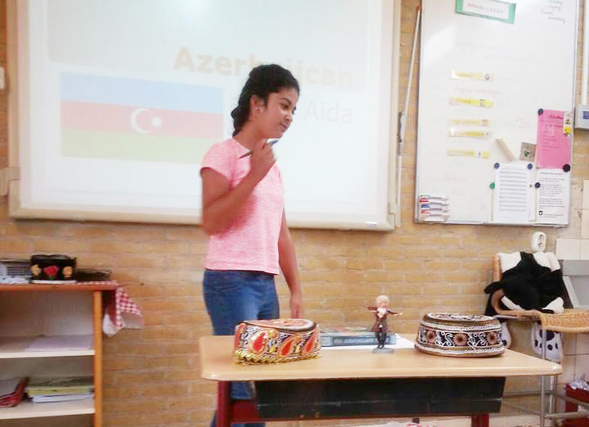 12-летняя Аида провела в Амстердаме урок об Азербайджане (ФОТО)