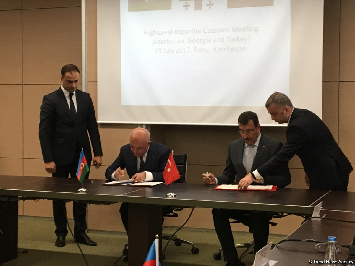 Азербайджан и Турция создают систему обмена информацией о транзитных перевозках