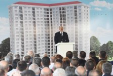 Ilham Aliyev attends ceremony to give out apartments to journalists  (PHOTO)