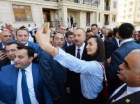 Ilham Aliyev attends ceremony to give out apartments to journalists  (PHOTO)