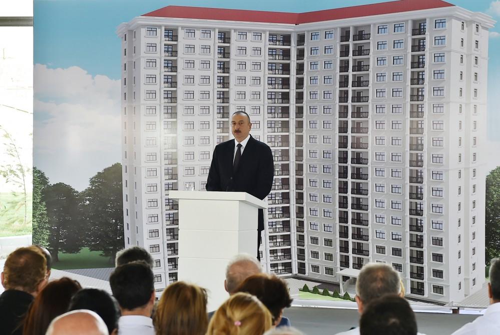 Ilham Aliyev attends ceremony to give out apartments to journalists  (PHOTO)