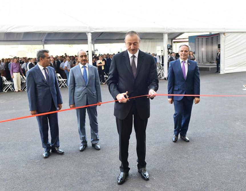 Ilham Aliyev attends ceremony to give out apartments to journalists  (PHOTO)