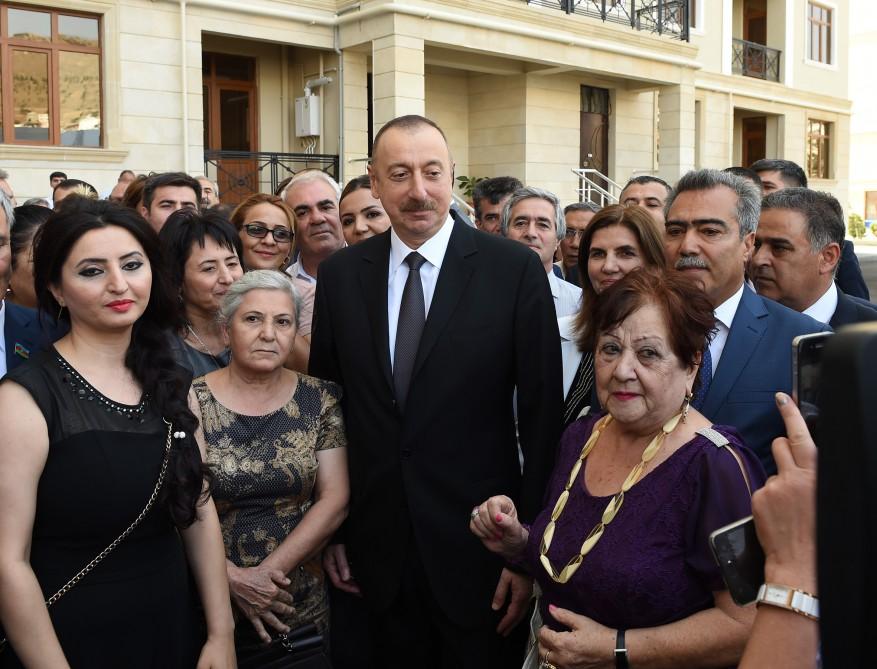 Ilham Aliyev attends ceremony to give out apartments to journalists  (PHOTO)