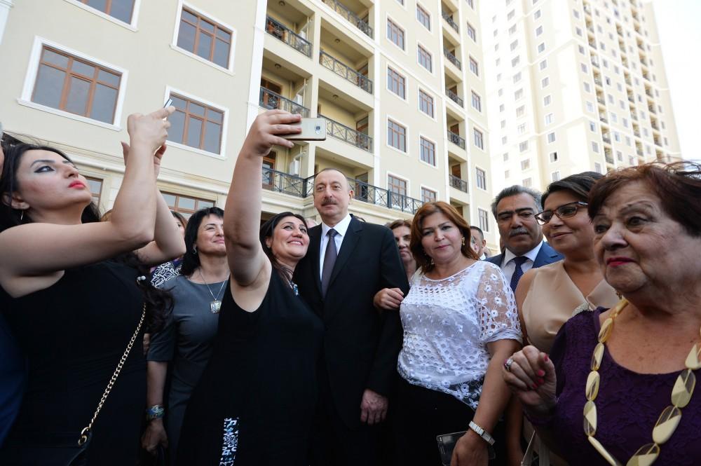 Ilham Aliyev attends ceremony to give out apartments to journalists  (PHOTO)