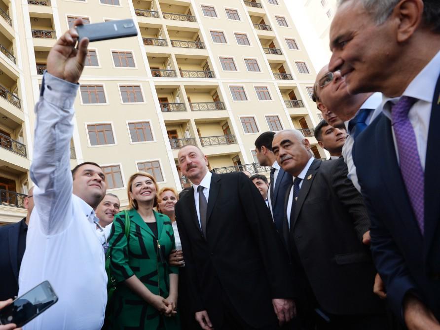 Президент Азербайджана Ильхам Алиев принял участие в церемонии выдачи квартир журналистам по случаю Дня национальной прессы (ФОТО/ВИДЕО)