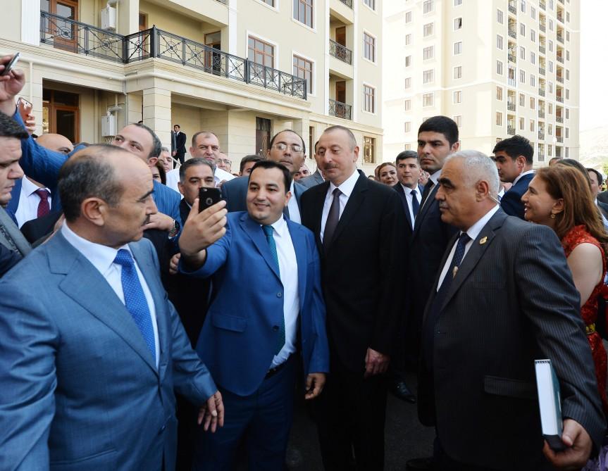 Ilham Aliyev attends ceremony to give out apartments to journalists  (PHOTO)