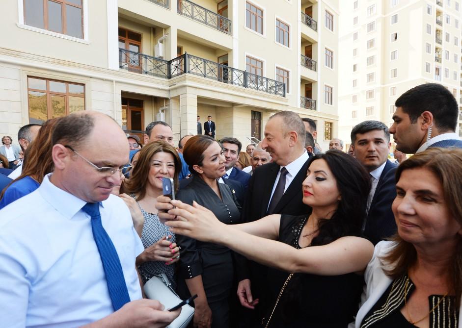 Ilham Aliyev attends ceremony to give out apartments to journalists  (PHOTO)