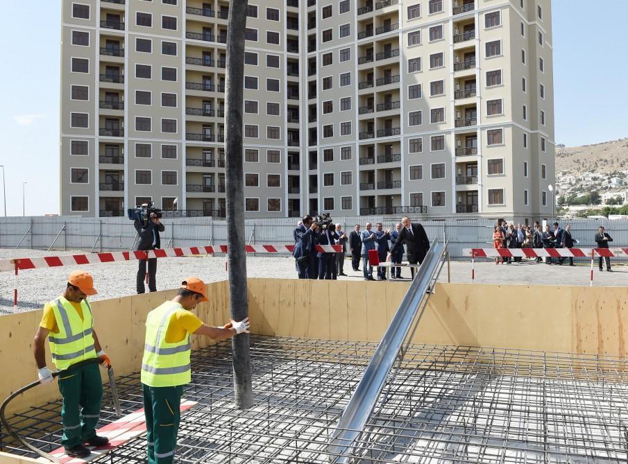 Ilham Aliyev attends ceremony to give out apartments to journalists  (PHOTO)