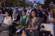 Анна Зезина: Из социальных сетей в волшебный контраст Баку (ФОТО)