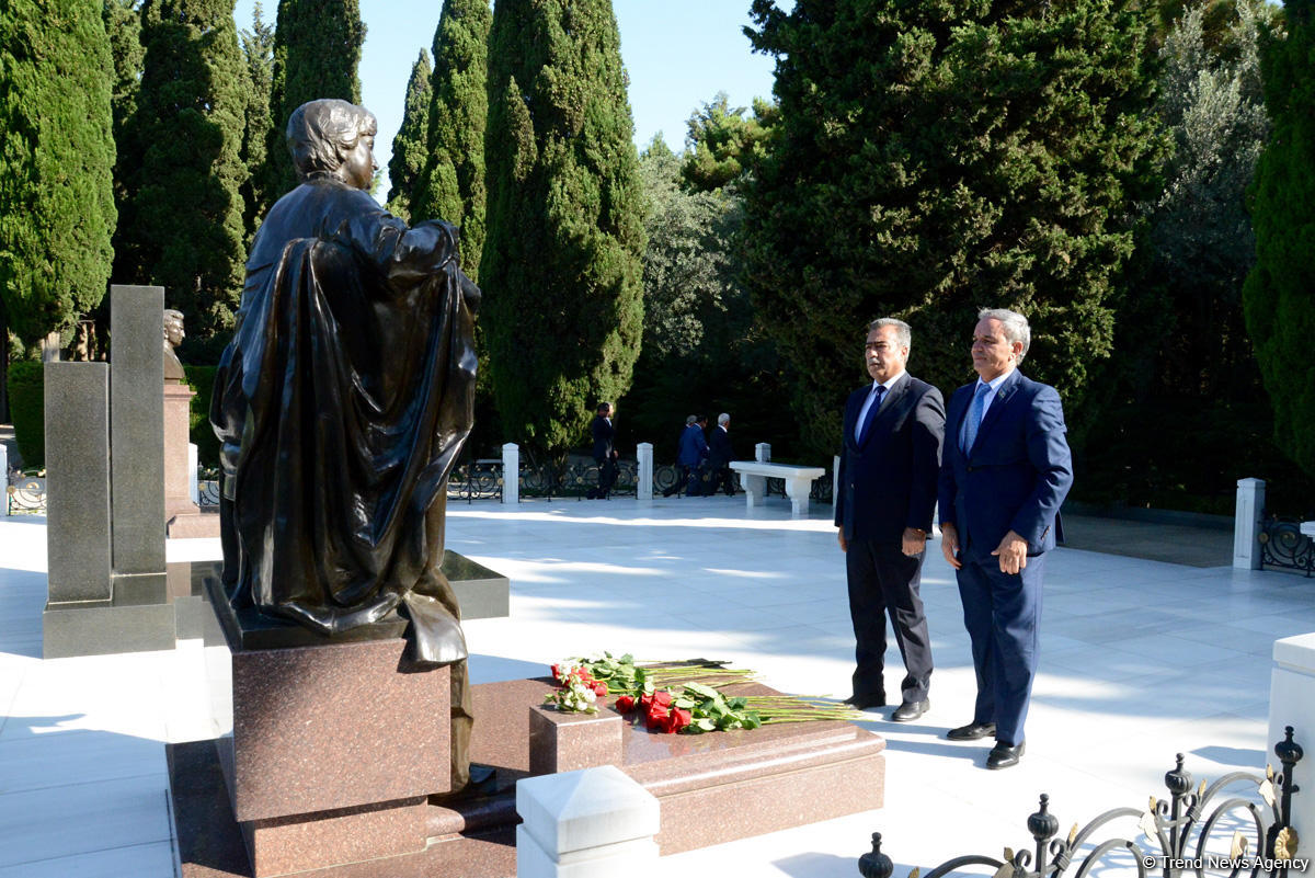 Представители медиа почтили память общенационального лидера Гейдара Алиева в Аллее почетного захоронения (ФОТО)