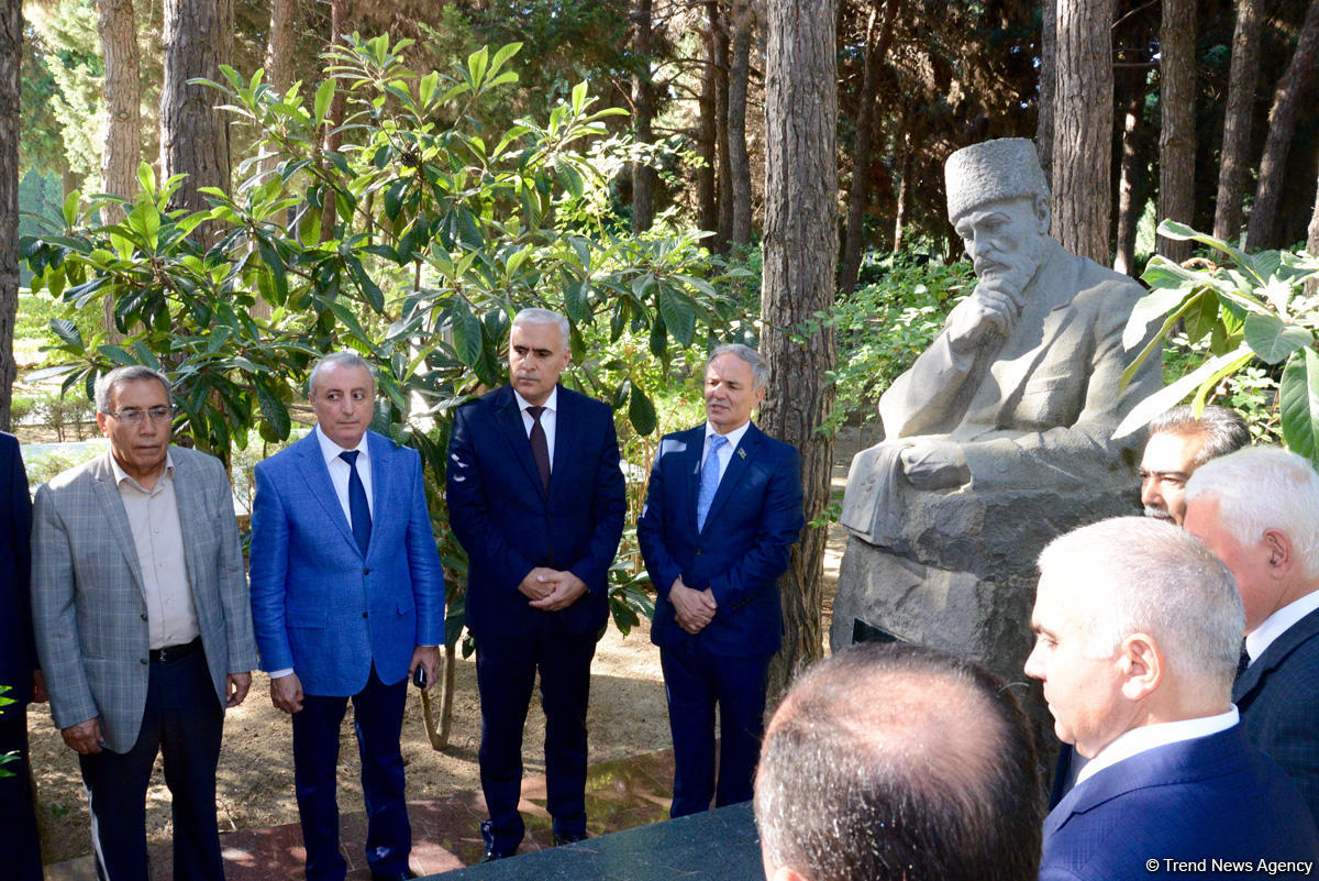 Представители медиа почтили память общенационального лидера Гейдара Алиева в Аллее почетного захоронения (ФОТО)