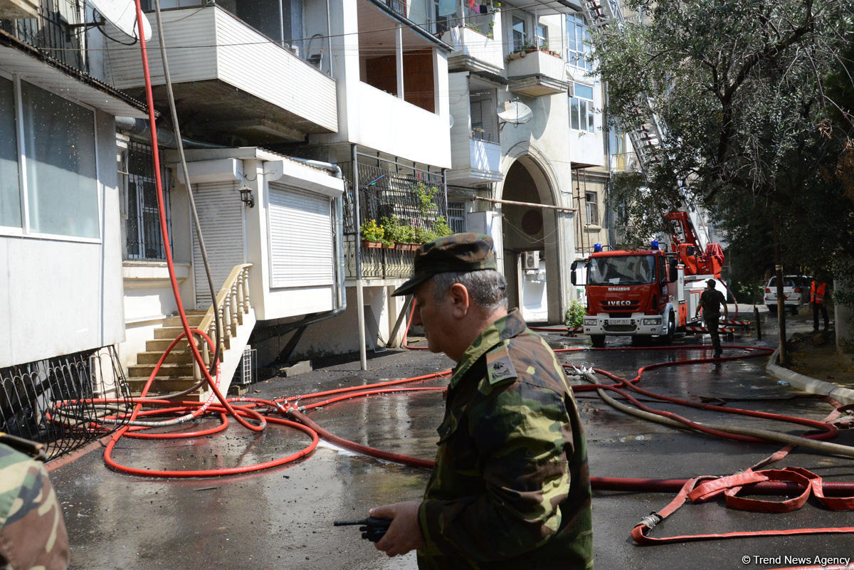 Пожар в здании в центре Баку потушен (ФОТО/ВИДЕО)