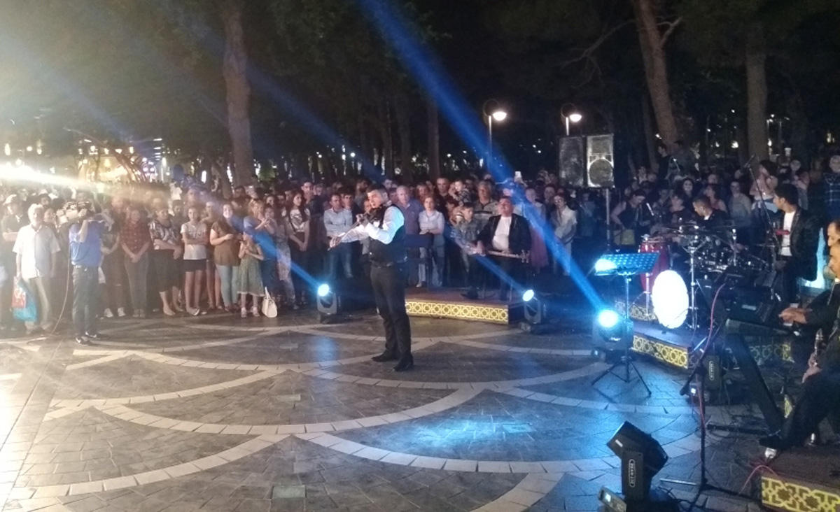 Бакинский вечер "Music Band" на Площади фонтанов (ФОТО)