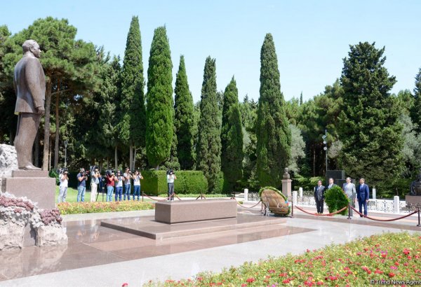 Коллектив министерства молодежи и спорта Азербайджана посетил могилу великого лидера Гейдара Алиева (ФОТО)