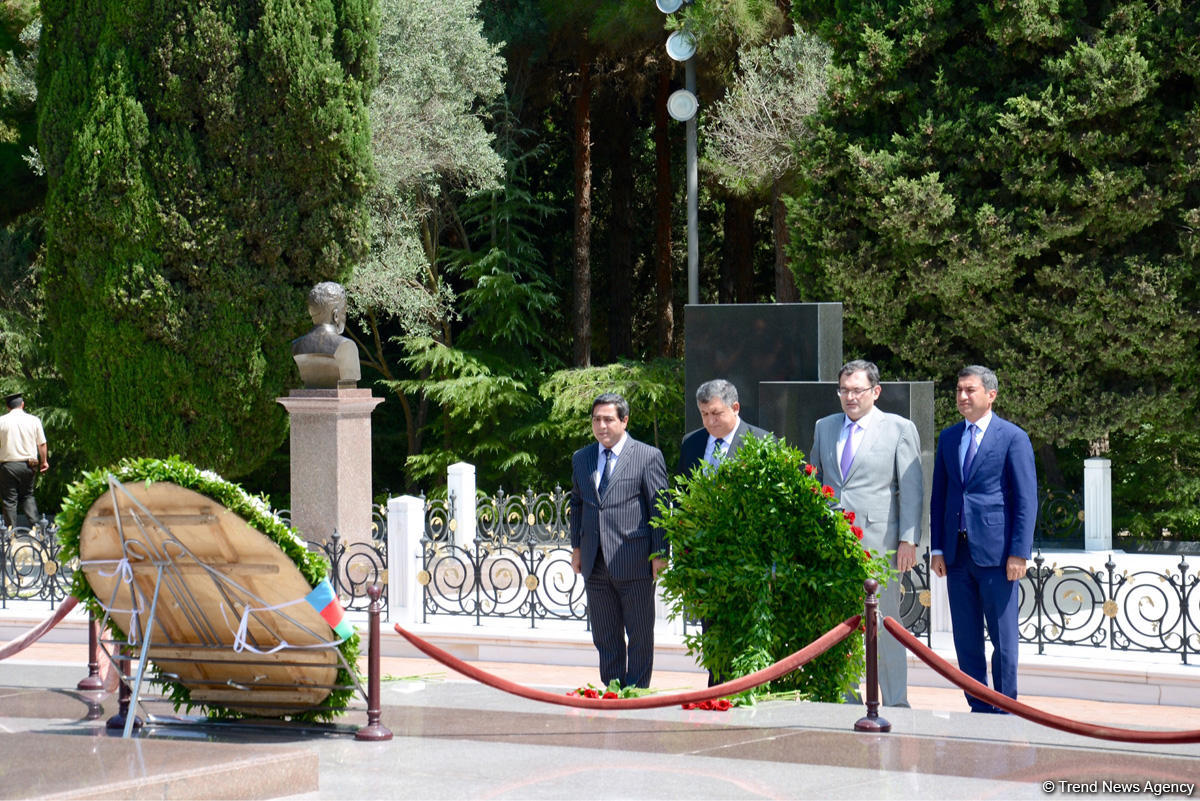 Коллектив министерства молодежи и спорта Азербайджана посетил могилу великого лидера Гейдара Алиева (ФОТО)