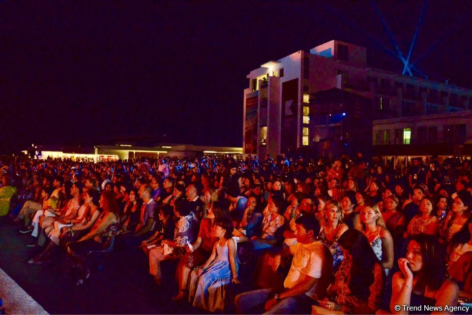 Состоялось грандиозное открытие летнего фестиваля "ЖАРА" в Баку (ФОТО)