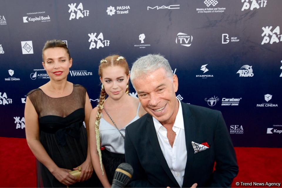 Российские звезды на красной дорожке фестиваля "ЖАРА" в Баку (ФОТО)