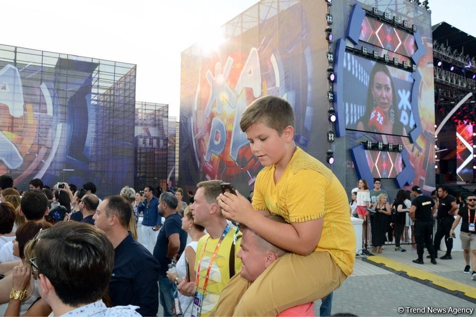 Парад звезд на красной дорожке фестиваля "ЖАРА" в Баку – день третий (ФОТО)