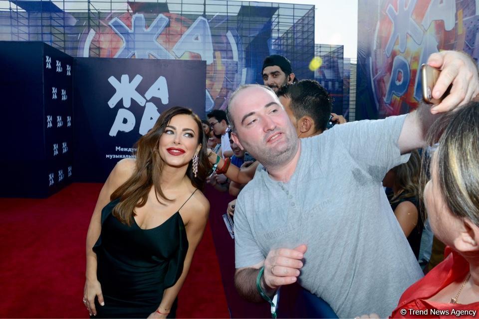 Селфи со звездами - интересные моменты фестиваля "ЖАРА" в Баку (ФОТО)