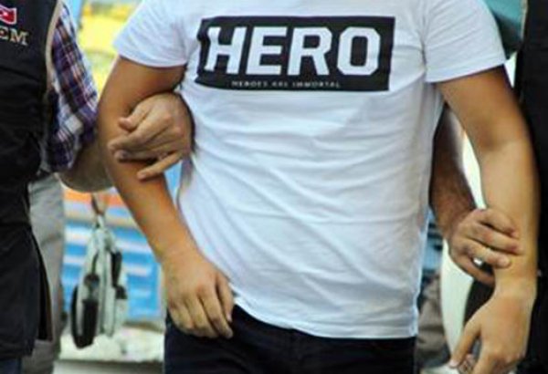 'Hero' tişörtü giydiği için gözaltına alınan Azerbaycan uyruklu kişi sınır dışı edildi