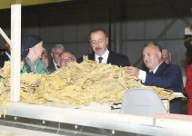 Azərbaycan Prezidenti Zaqatalada tütün emalı zavodunun fəaliyyəti ilə tanış olub (FOTO)