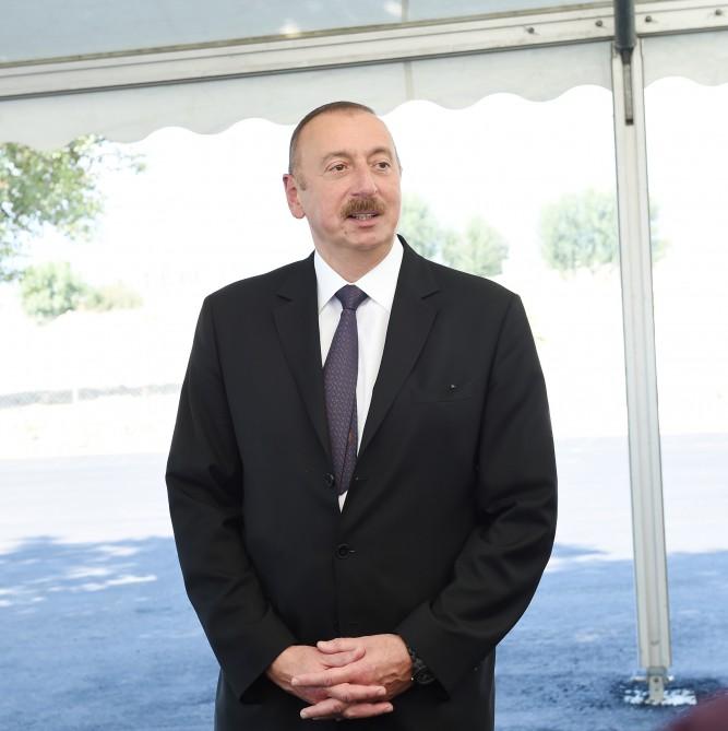 Президент Ильхам Алиев ознакомился с предприятием по производству розового масла в Загатале (ОБНОВЛЕНО) (ФОТО)