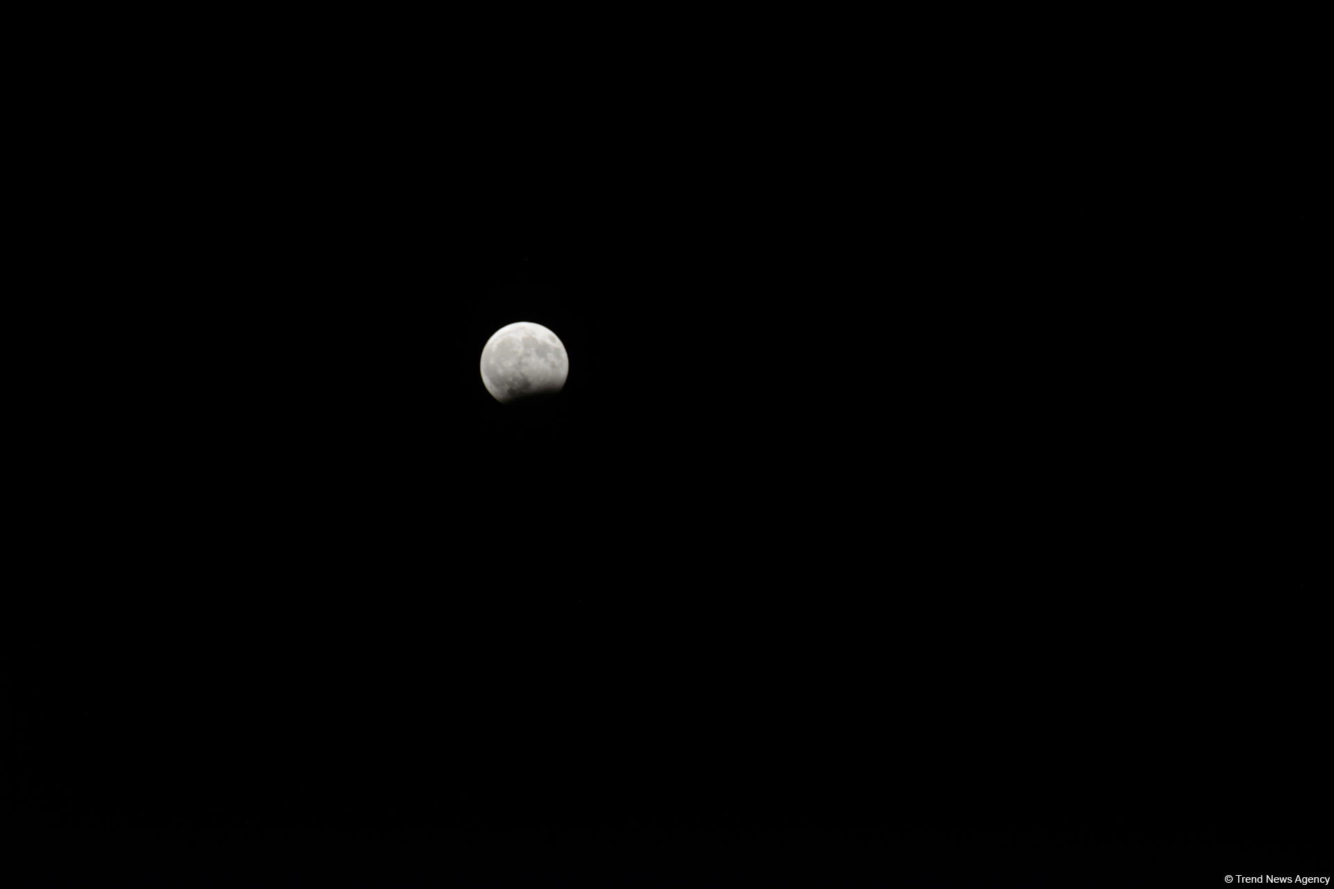 Ölkəmizdə müşahidə edilən Ay tutulmasının FOTOLARI