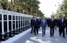 Президент Туркменистана Гурбангулы Бердымухамедов посетил могилу великого лидера Гейдара Алиева (ФОТО)