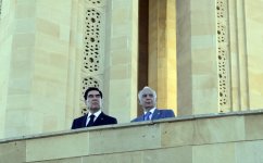 Президент Туркменистана Гурбангулы Бердымухамедов посетил могилу великого лидера Гейдара Алиева (ФОТО)