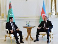 Azerbaijani, Turkmen presidents hold one-on-one meeting (PHOTO)