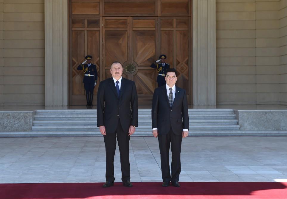 Official welcome ceremony held for Turkmen president in Baku (PHOTO)