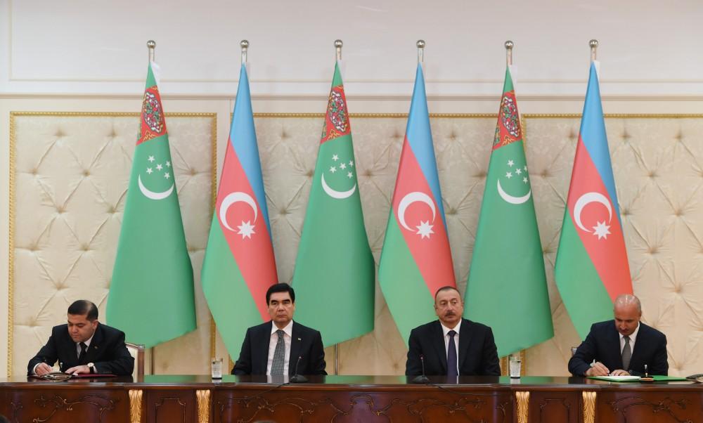 Azerbaijan, Turkmenistan sign documents (PHOTO)