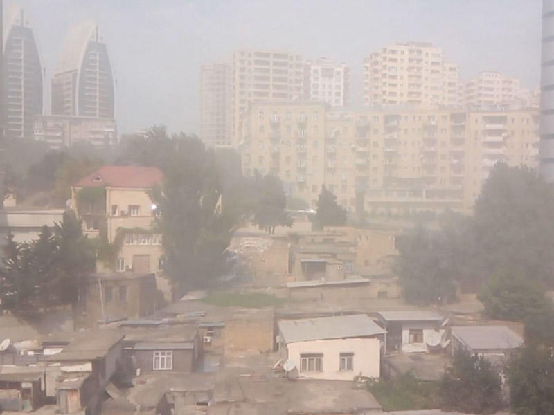 В Баку и на Абшероне наблюдается пыльный туман