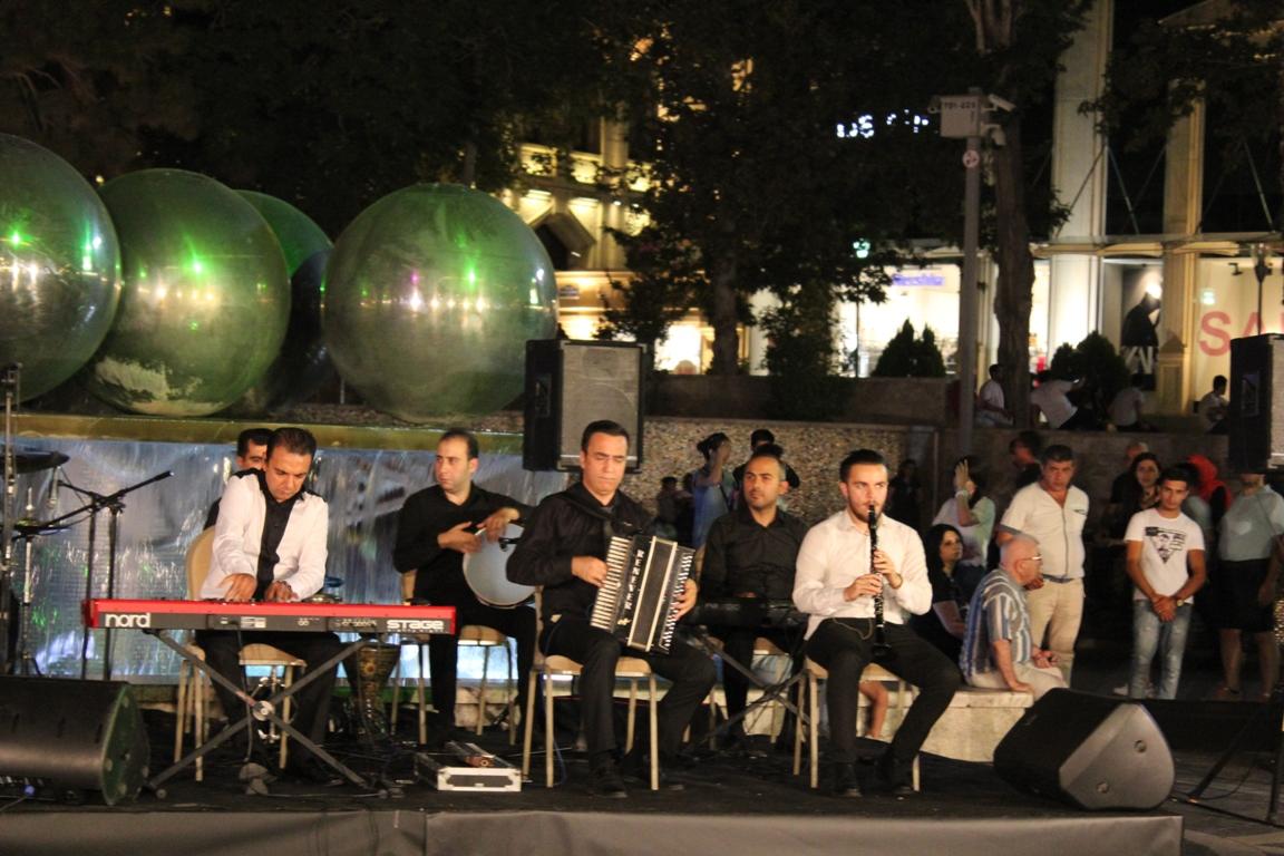 Анвер Садыгов и ансамбль "Qaytağı" исполнили на Площади фонтанов песни из кинофильмов (ФОТО)