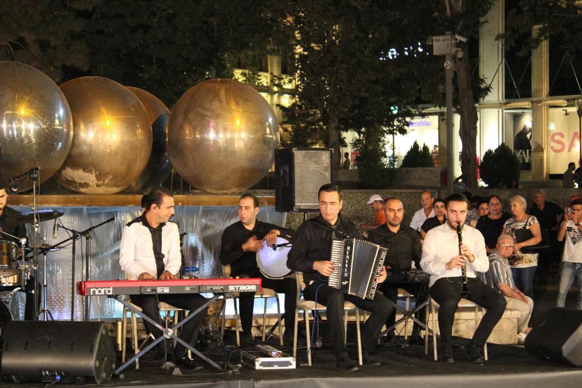 Анвер Садыгов и ансамбль "Qaytağı" исполнили на Площади фонтанов песни из кинофильмов (ФОТО)
