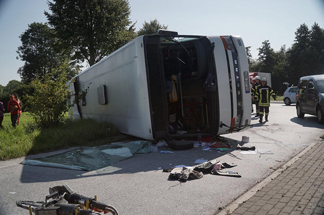 В Германии опрокинулся междугородний автобус