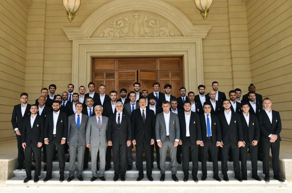President Ilham Aliyev receives Qarabag football club players (PHOTO)