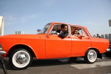 Центр Гейдара Алиева провел грандиозный фестиваль: парад классических автомобилей, выставка в небе, народные гулянья (ФОТО)