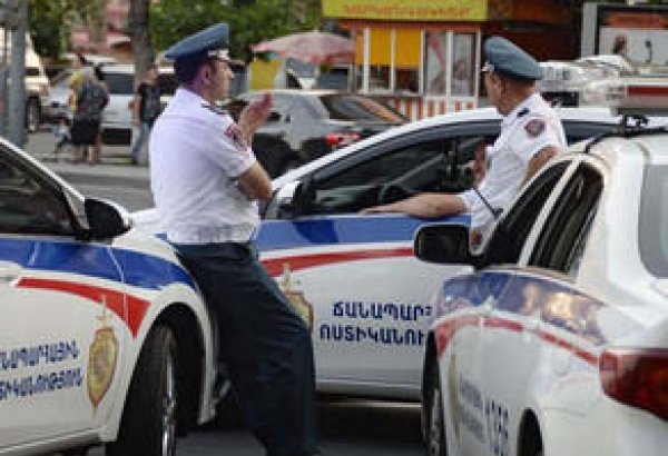 В Ереване в бильярдном клубе мужчина захватил в заложники девушку