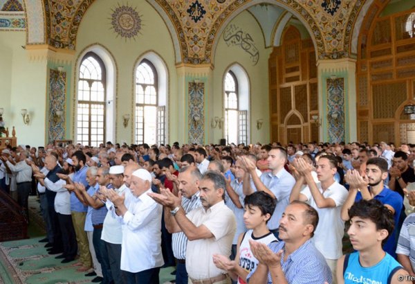 В связи с праздником Гурбан во всех мечетях Азербайджана был совершен праздничный намаз (ФОТО)