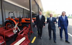 Президент Ильхам Алиев посмотрел рисовые участки ООО «Джануб-Агро» и открыл рисовый завод в Лянкяране (ФОТО)