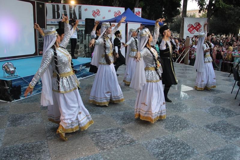 Как азербайджанские звезды поздравили с Гурбан байрамы (ФОТО) - Gallery Image